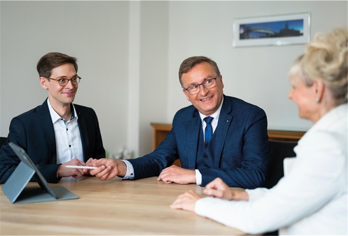 CT Lloyd: Anspruchsvolle und vielfältige Jobs mit Perspektive Vertrauensvoll und persönlich: CT Lloyd legt Wert auf Beratung aus einer Hand.