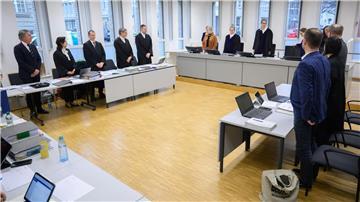 Vertreter der Spielbanken Niedersachsen GmbH (l) sowie Vertreter des niedersächsischen Finanzministeriums (r) stehen zu Prozessbeginn im Verwaltungsgericht Hannover.