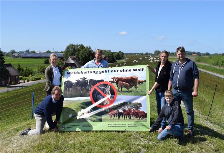 Vertreter des Landvolkverbands, der Landfrauen und der Deichschäferfamilie Bockelmann/de Jong mit dem Anti-Wolf-Plakat, das nun vielerorts in der Wesermarsch zu sehen ist.