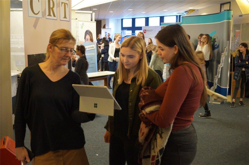 Vertreter von 35 Firmen, Einrichtungen und Hochschulen waren gestern im Gymnasiu...