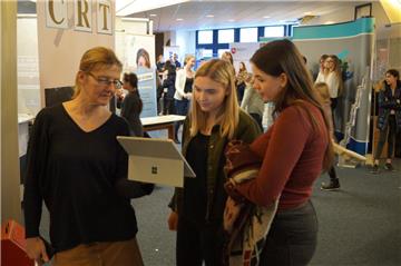 Vertreter von 35 Firmen, Einrichtungen und Hochschulen waren gestern im Gymnasiu...