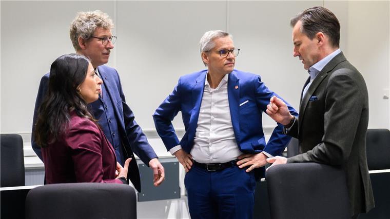 Sorgen um Werk Osnabrück: VW informiert Landtagsausschuss Vertreter von VW, Betriebsrat, IG Metall und Wirtschaftsministerium beraten sich vor der Unterrichtung im Wirtschaftsausschuss.