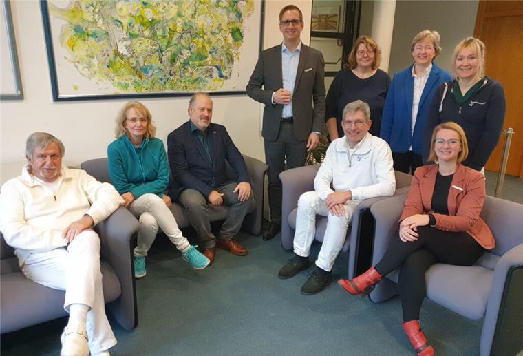 In der Wesermarsch schließen immer mehr Apotheken Vertreterinnen und Vertreter der Apotheken in der Wesermarsch schilderten Landrat Stephan Siefken (4. v. l.) und Dezernentin Sindy Nestler (sitzend r.) die Situation.