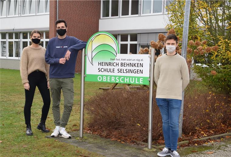 Vertretungslehrerin Lena-Marie Krauskopf, Freiwilligendienstler Tom Warnke und Fremdsprachenassistent Miguel Angel Martinez Gutierrez aus Spanien (von links) sammeln wertvolle Erfahrungen an der Oberschule in Selsingen.