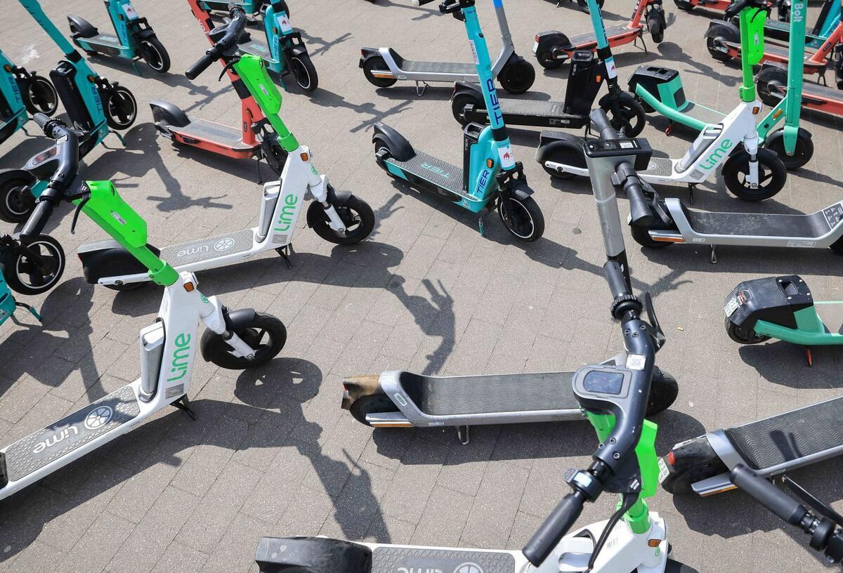 Bußgelder und Versicherungen: Bundesministerium plant neue Regeln für E-Scooter Viele E-Scooter auf der Straße.