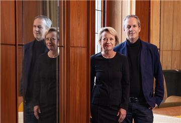 Verwaltungschefin Heide von Hassel-Hüller und Intendant Ulrich Mokrusch nehmen Abschied vom Stadttheater.