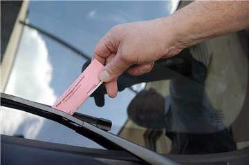 Verwarnungen von Parksündern werden nun digital per Smartphone verwaltet. Der alte Strafzettel hat ausgedient.