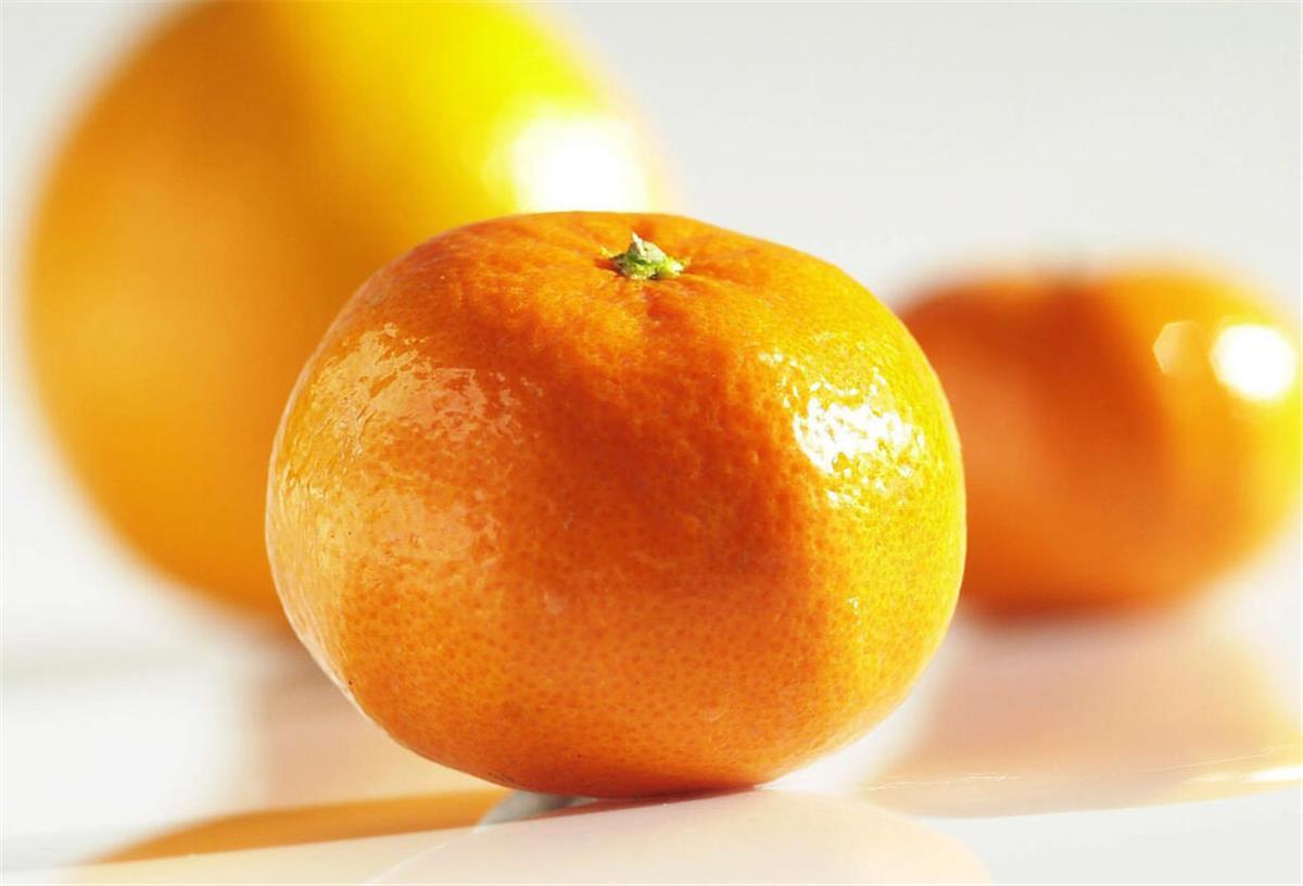 Was ist der Unterschied zwischen Mandarine und Clementine? ARCHIV - 10.02.2003, NA, Hamburg: ARCHIV - ILLUSTRATION - Mandarinen, aufgenommen am 11.02.2003 in Hamburg. Nach einem folgenschweren Sturz auf einer Mandarine zahlt eine Supermarktkette einer 71-jährigen Kundin 12 000 Euro Schmerzensgeld. Wie ein Sprecher des Bonner Landgerichts am Donnerstag mitteilte, einigten sich die Parteien auf diesen Vergleich. Foto\ Volker Heick/dpa +++(c) dpa - Bildfunk+++..Wegen der Unwetter im Land Spanien könnten Mandarinen teurer werden. (zu dpa: «Preis für Mandari