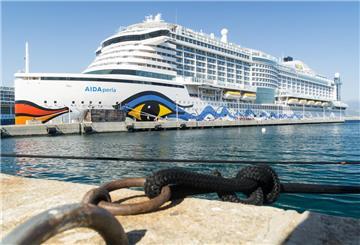 Das Kreuzfahrtschiff Aida Perla (Aida Cruises) ankert am 09.06.2017 im Kreuzfahrthafen von Ajaccio auf Korsika (Frankreich). Foto: Philipp Laage