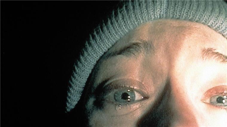 Horror trifft Medienkritik: Wie ein TV-Moderator das Unheil entfesselt Verzweiflung im Dunkeln: Heather Donahue filmt sich selbst in einer der ikonischsten Szenen von „The Blair Witch Project“ – nur Augen, Nase und Angst im Schein der Taschenlampe.
