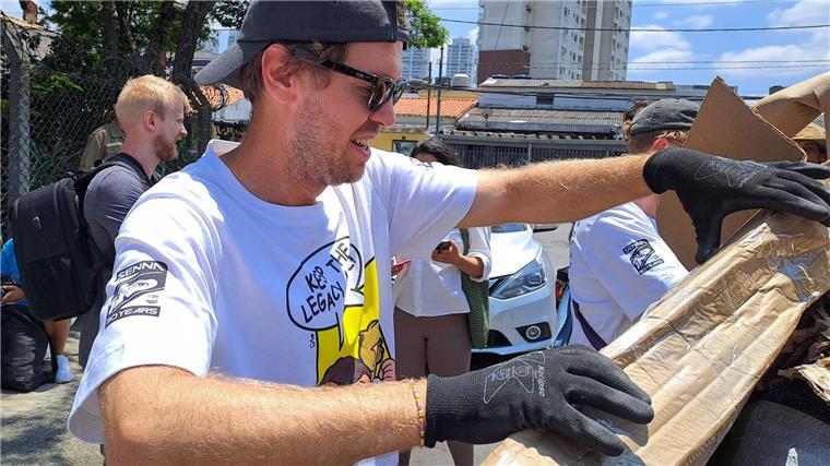 Vettel legte selbst fleißig mit Hand an. 