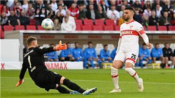 VfB-Profi Deniz Undav schlenzt den Ball zum 1:0 ins Kieler Tor.