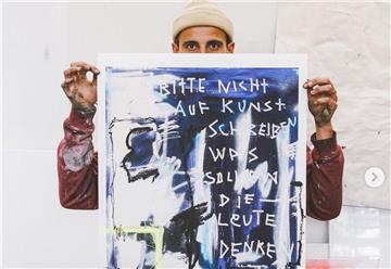 Fynn Kliemann hält Kunstdruck in die Kamera.