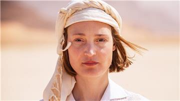 Vicky Krieps als Ingeborg Bachmann in einer Szene des Films „Ingeborg Bachmann - Reise in die Wüste“.