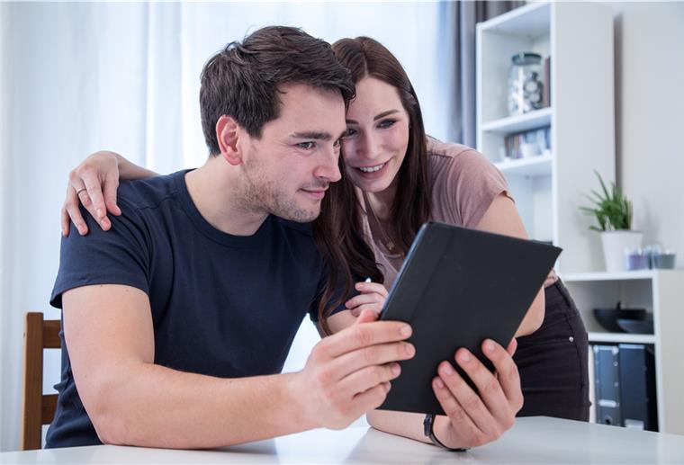 Video-Streaming ist in Zeiten von Corona angesagt - das kurbelt auch den Absatz von Tablet-Computern an. Doch in Sachen Ausstattung tut sich bei neuen Tablets derzeit wenig, hat Stiftung Warentest herausgefunden.