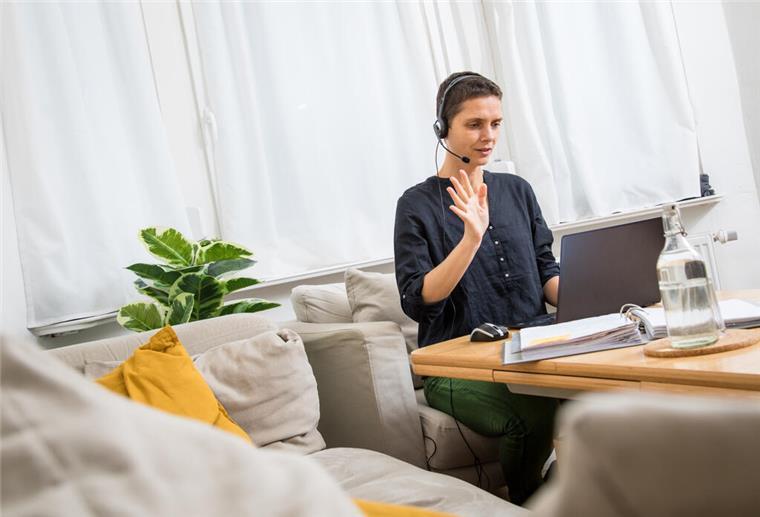 Arbeitsagentur jetzt auch per Video erreichbar ILLUSTRATION - Zum Themendienst-Bericht vom 22. Februar 2023: Start in den Arbeitstag: Ein nettes Gespräch mit den Kolleginnen und Kollegen im Videocall kann im Homeoffice für positive Energie sorgen. Foto: Christin Klose/dpa-tmn - Honorarfrei nur für Bezieher des dpa-Themendienstes +++ dpa-Themendienst +++