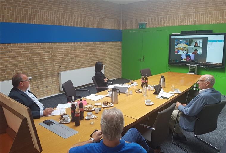 Videokonferenz mit den Partnern aus Tozeur im Rathaus in Langen (von links): Bürgermeister Thorsten Krüger, Sonja Thomas, Ludwig Augenthaler und Ratsvorsitzender Steffen Tobias.