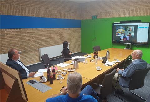 Videokonferenz mit den Partnern aus Tozeur im Rathaus in Langen (von links): Bürgermeister Thorsten Krüger, Sonja Thomas, Ludwig Augenthaler und Ratsvorsitzender Steffen Tobias.