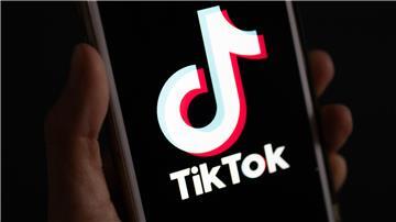 Auf einem Smartphone ist das Logo von TikTok zu sehen.
