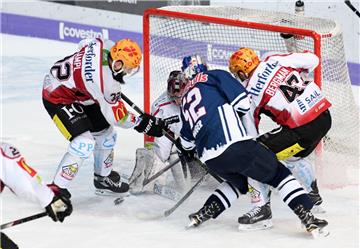Viel Action vor dem Tor der Fischtown Pinguins. Torhüter Tomas Pöpperle hatte reichlich zu tun.