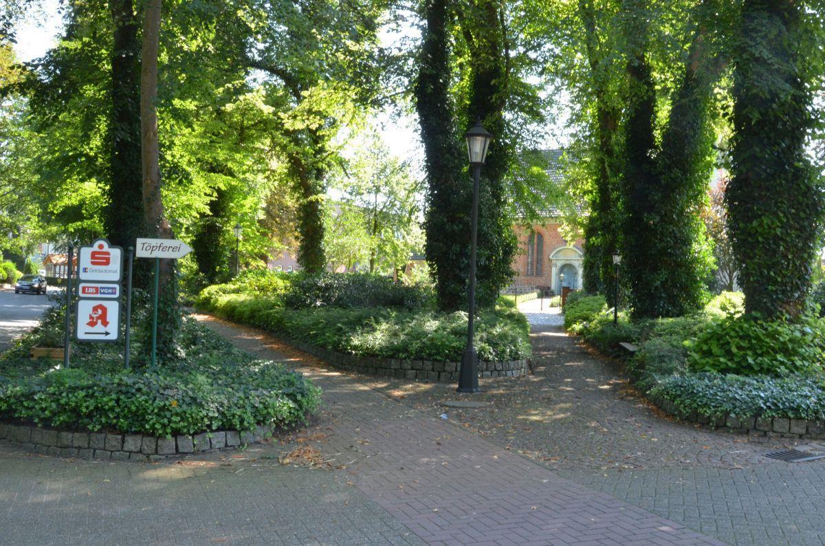 Viel Grün, wenig Fläche zum Nutzen: Mehrfach schon wurde über eine Umgestaltung des vorderen Bereichs des Wilstedter Ortsmittelpunktes Am Brink nachgedacht. Nun geht die Gemeinde das Thema erneut an – und hofft auf Anregungen aus der Bevölkerung.