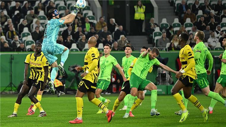 Viel los im Wolfsburger Strafraum: Torwart Kamil Grabara hält den Ball.
