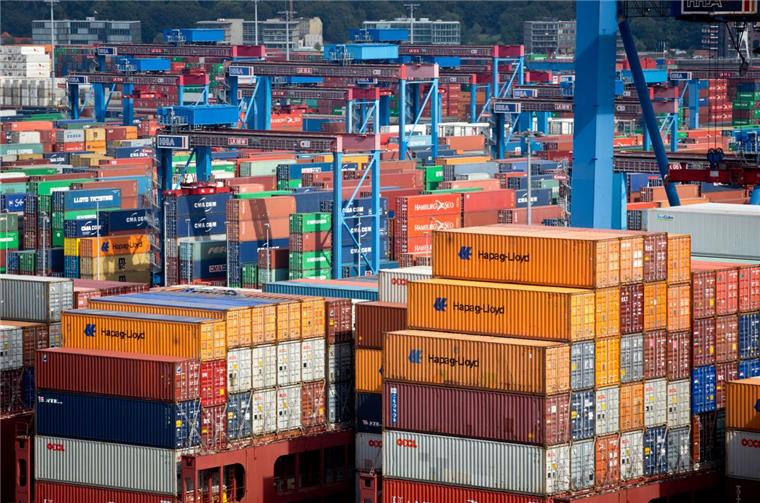 Was ist drin im Container? Viel los in den Häfen: Eine Untersuchung jedes Containers ist nicht möglich. Das würde einen Hafen schnell ins Stocken bringen.
