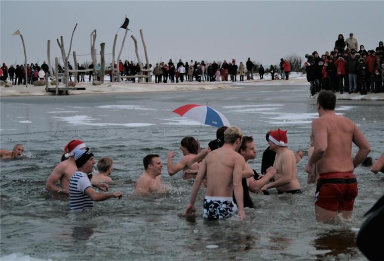 Butjadingen: Eiskaltes Vergnügen am Neujahrstag Teilnehmer bei Schwimmen