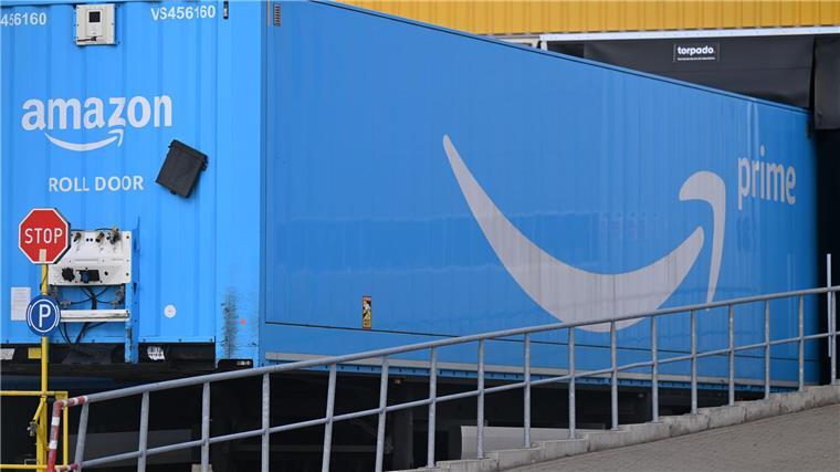 Viel Platz für die Waren: ein Amazon-Container am Dortmunder Logistikzentrum.