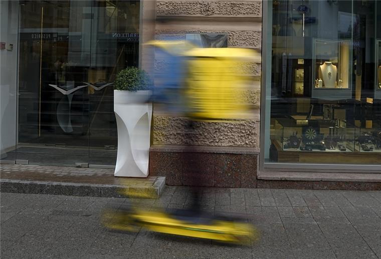 Kurios: Polizei stoppt E-Roller mit Höchstgeschwindigkeit 120 km/h Viel schneller, als die Polizei erlaubt. Auch in der Schweiz haben E-Roller eine relativ geringe erlaubte Höchstgeschwindigkeit von 20 km/h. Ein junger Mann setzte sich deutlich über diese Regel hinweg.
