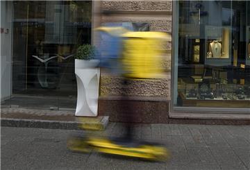 Viel schneller, als die Polizei erlaubt. Auch in der Schweiz haben E-Roller eine relativ geringe erlaubte Höchstgeschwindigkeit von 20 km/h. Ein junger Mann setzte sich deutlich über diese Regel hinweg.