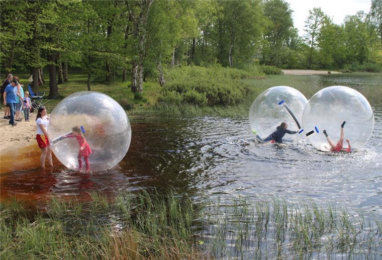 Viel Spaß hatten Kinder und Jugendliche im Wasserlaufball.