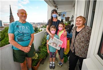 Viel Weitblick: Angelika Hommes (Mitte) ist mit ihren Töchtern Amelia und Aurelia bei Jutta und Erich Wolff auf dem Hochhaus-Balkon.