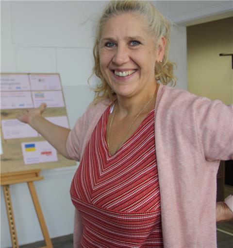 Viel zu bieten für Frauen und Kinder: Annelen de Mora vom Verein Weser-Ems Perspektiven zeigt auf eine Schautafel, auf der die Projekte dargestellt sind.