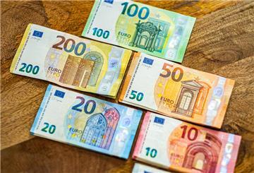 Euro-Scheine liegen auf einem Tisch. Viele Alleinerziehende kennen ihre Ansprüche nicht. Beratung kann monatlich mehrere Hundert Euro bringen.