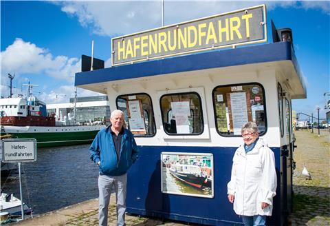 Viele Anbieter von Hafenrundfahrten konnten wegen der Corona-Krise dieses Jahr noch gar nicht ablegen. Im Bild: Die Eheleute Reind und Margrit Geerdes, die die Hafenrundfahrt im Fischereihafen in Bremerhaven betreiben.