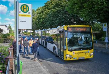 Viele Anwohner der Wulsdorfer Straße Dreibergen und die Sprecher der Stadtteilkonferenz sind zornig über die nagelneue Bushaltestelle, die ihnen vor die Haustür gepflanzt worden ist.