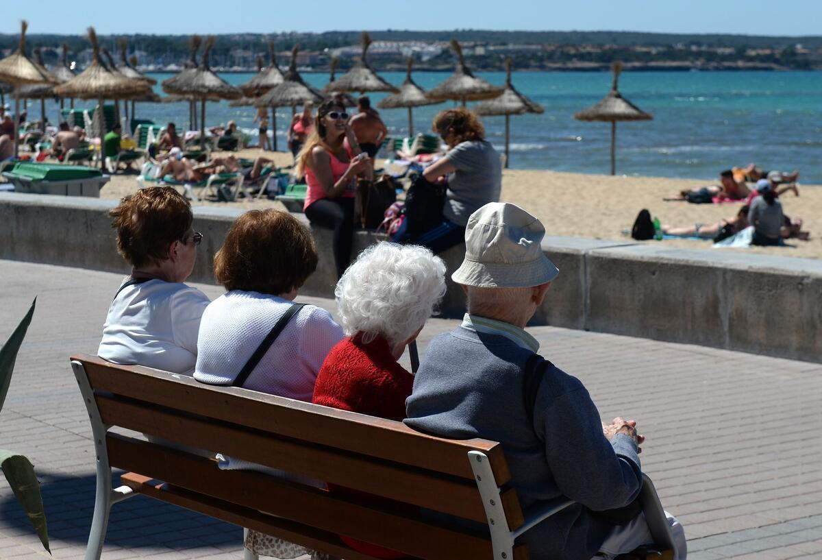 Rentner an der Playa de Palma in S’Arenal bei Palma de Mallorca.
