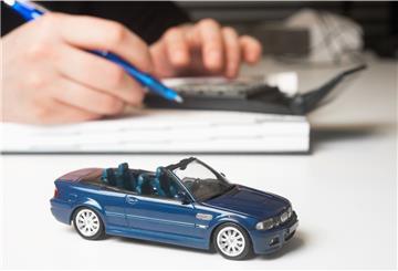 Viele Autobesitzer lassen ihre Kfz-Versicherungspolice unangetastet viele Jahre in der Schublade liegen. Doch mit der Zeit ändern sich häufig beitragsrelevante Merkmale. So auch während der Corona-Pandemie.