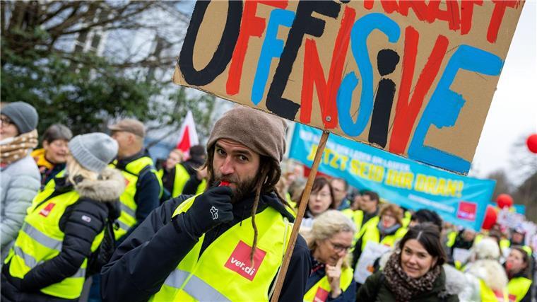 Viele Beschäftigte des öffentlichen Dienstes treffen sich zu einer Kundgebung der Vereinten Dienstleistungsgewerkschaft Verdi.
