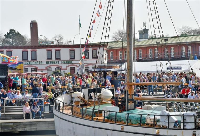 Fischereihafen feiert „Geburtstag“ Schaufenster Fischereihafen Besucher
