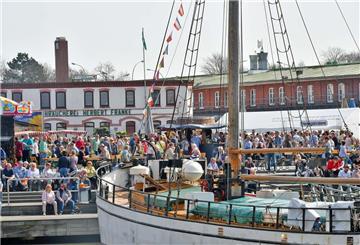 Schaufenster Fischereihafen Besucher