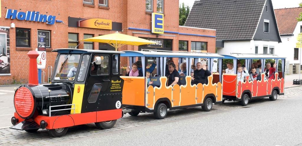 Viele Besucher ließen ihr Auto stehen und nutzten die BIN-Bimmelbahn, um zu den ...