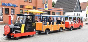 Viele Besucher ließen ihr Auto stehen und nutzten die BIN-Bimmelbahn, um zu den ...