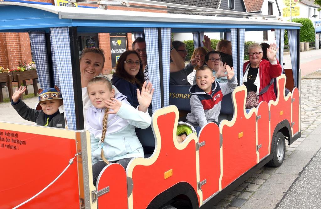 Viele Besucher ließen ihr Auto stehen und nutzten die BIN-Bimmelbahn, um zu den ...