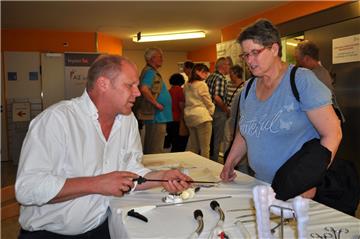 Viele Besucher ließen sich das Operationsmaterial zeigen, das bei minimal-invasiven Eingriffen zum Einsatz kommt. Solche Eingriffe werden bekanntlich auch als Schlüsselloch-Chirurgie bezeichnet.