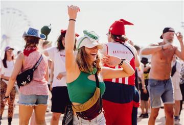Deichbrand-Festival: Besucher tanzen.