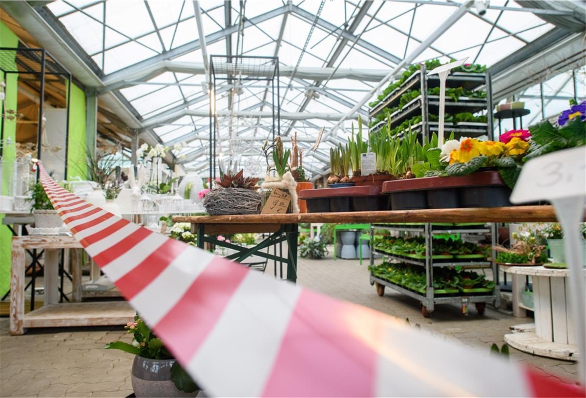 Absperrband ist im Eingang des Ladengeschäfts von "Rieckhoff Floristik und Gartenbau" gespannt. Die Gärtnerei ist derzeit wegen der Ausbreitung des Coronavirus für Kunden geschlossen, bietet
