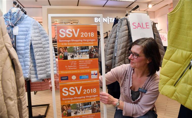 Viele Bremerhavener nutzen dem verkaufsoffenen Sonntag dem Pia Maria Rudolf vom visuellen Karstadt-Marketing hier bewirbt.