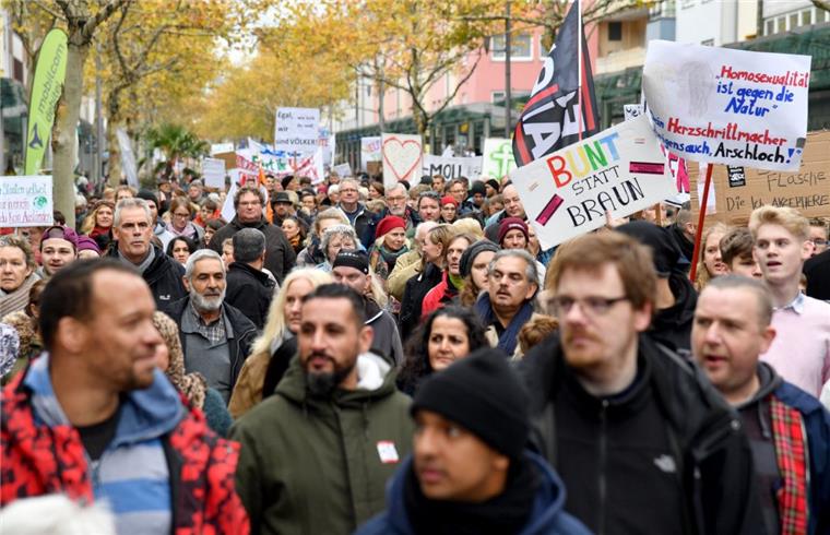 Viele Bürger Bremerhavens setzen ein Zeichen gegen Neonazis und Rechtspopulisten.
